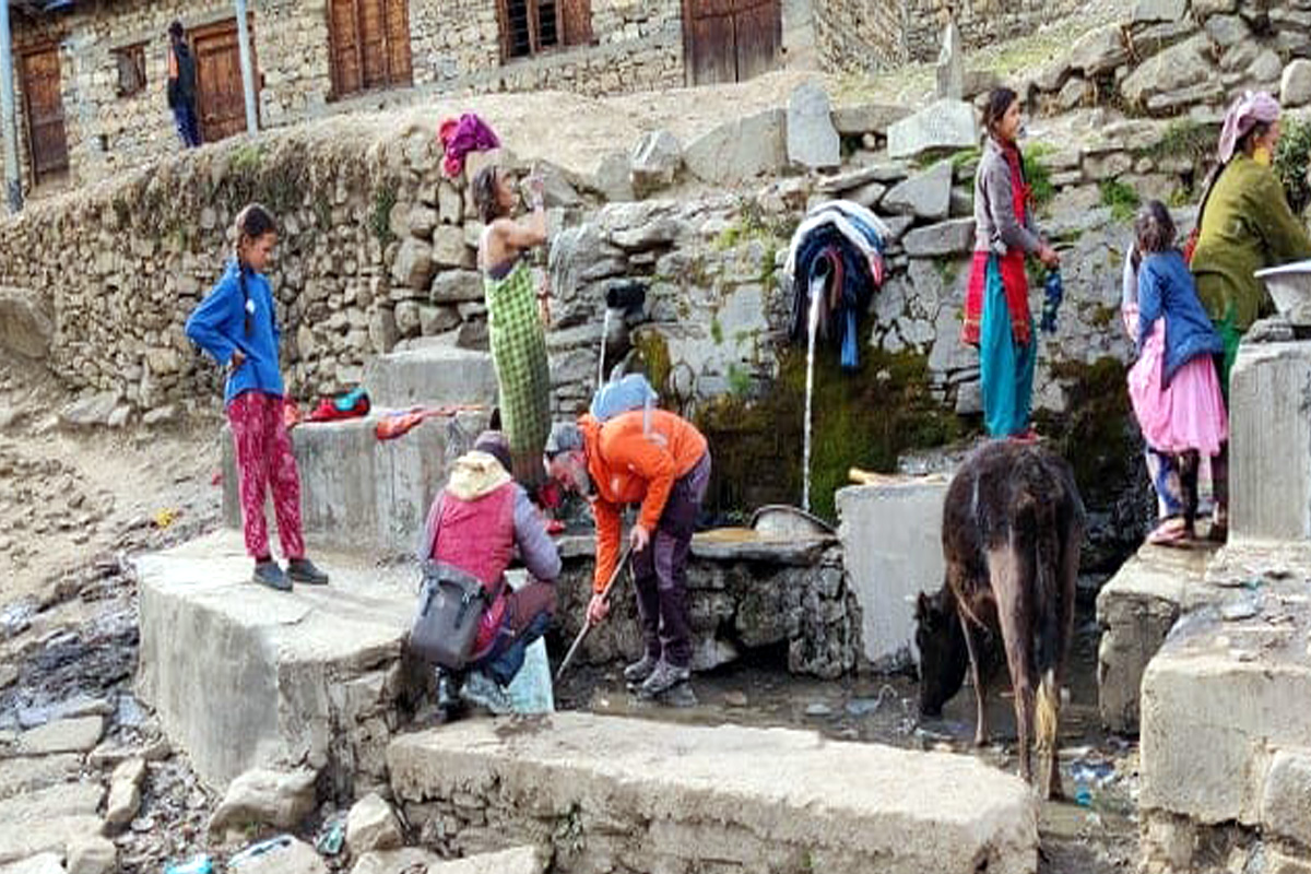 सिमकोट बजार सरसफाइमा जुटे विदेशी नागरिक